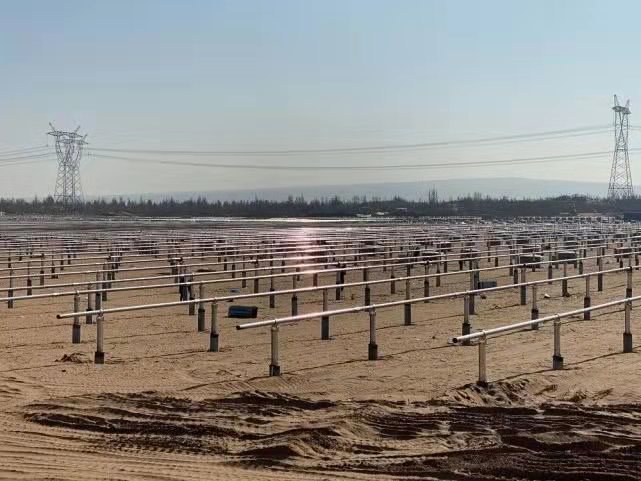 正在建设中的东坑伊当湾100兆瓦光伏项目已被暂停。拍摄者/《财经》记者 白兆东