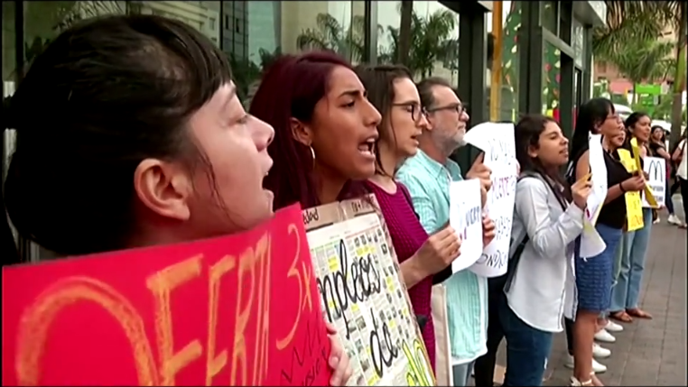 年轻人在秘鲁街头进行抗议（路透社）