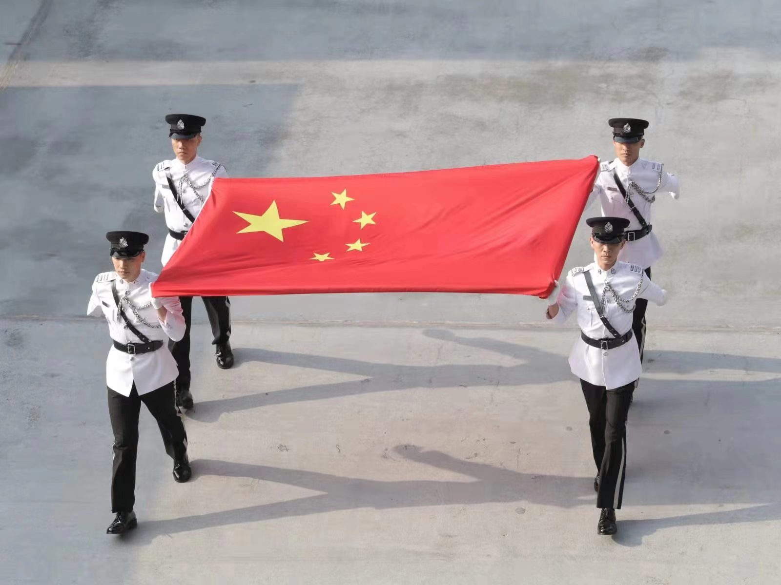 趁着今年是国家建国七十周年,学员队列七十,护旗小队持国旗进场,跟着