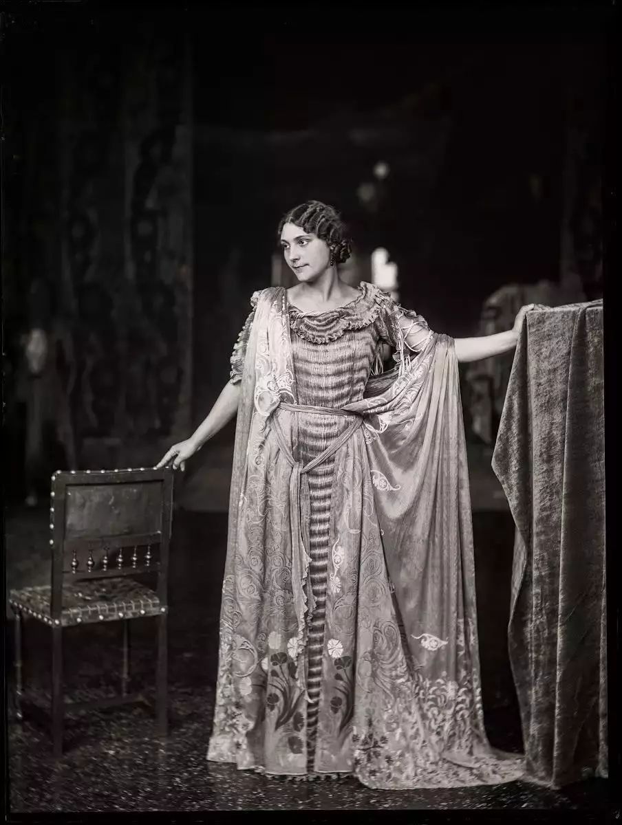 fortuny设计出特尔斐礼服裙,为刚从束身内衣里解放出来的欧洲贵族女性