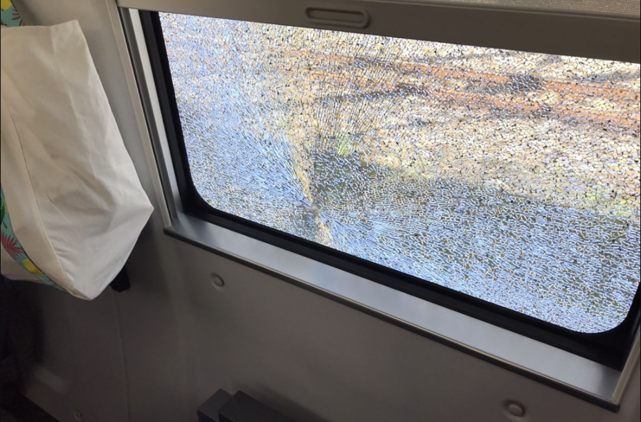 高铁行驶中车窗突然爆裂 旅客全都吓傻了!