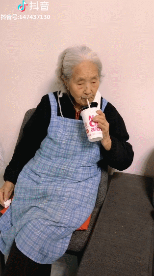 98岁成都奶奶爱撸串,吃火锅,喝可乐,狂吸400万粉:等我老了,也要这样活