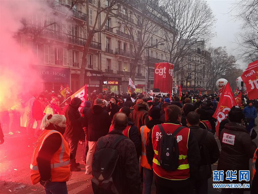 这是12月5日在法国巴黎拍摄的罢工游行现场。新华社图