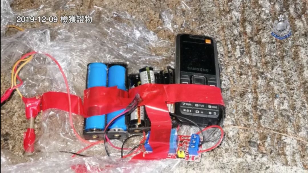 12月9日,警方于华仁书院对开护土墙斜坡发现两个土制炸弹,并设有由一部旧式手机、电池充电器、电池、电线等组成的遥控装置。