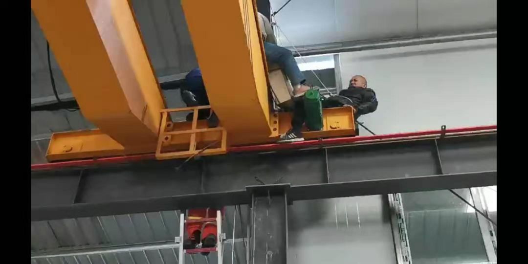 南充:惊险!玻璃厂工人被卡在10米高的横吊轨道上!上去了下不来