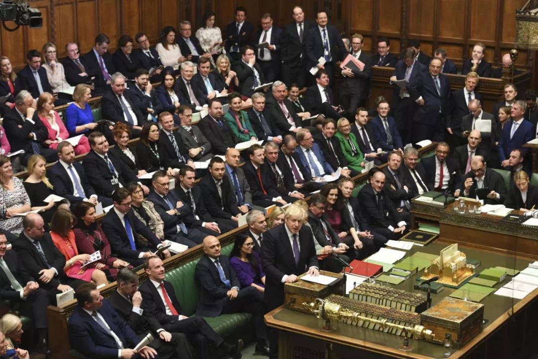 ▲12月20日,在英国伦敦,英国首相鲍里斯·约翰逊(前中)在议会下院发言。(新华社)
