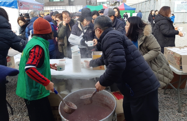 22日,韩国江陵市玉川洞举办分发红豆粥活动(《江原道民日报》)