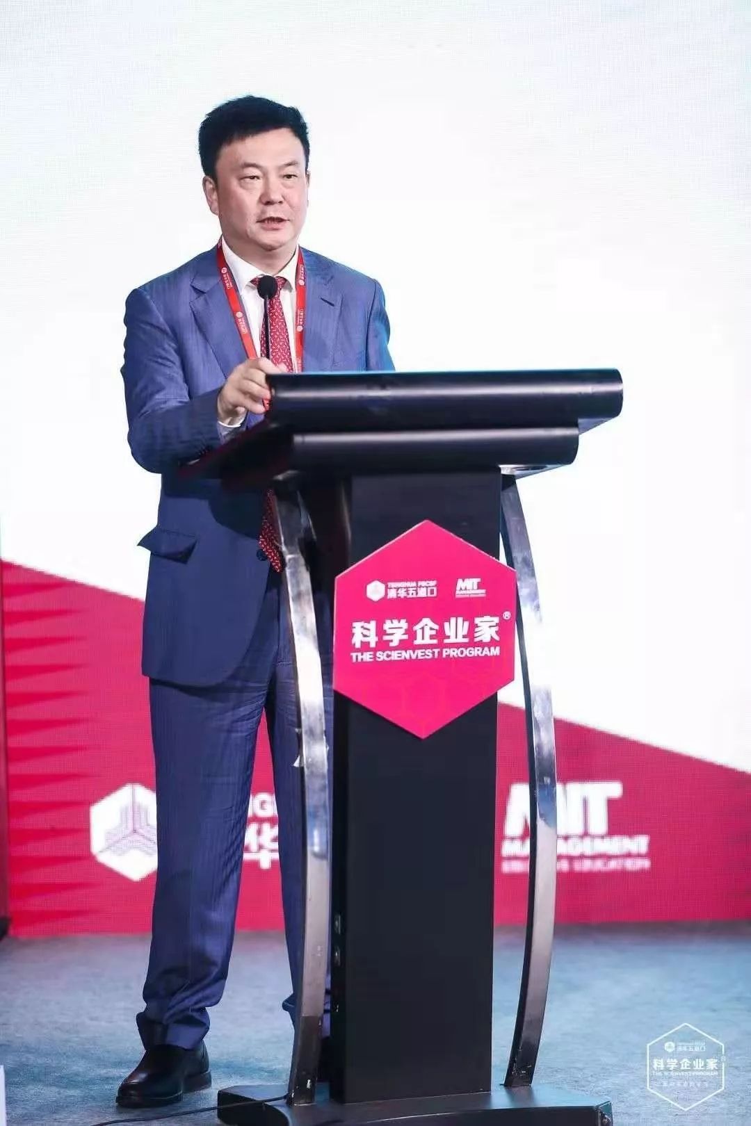 中信产业基金总裁田宇作为新生代表与同学们分享了自己的人生经历和