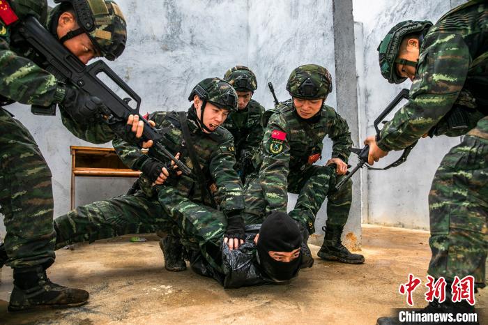 直击桂林武警"魔鬼周"极限训练