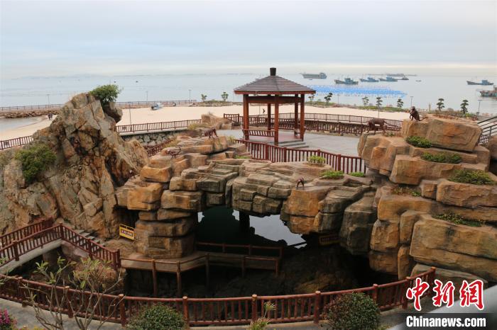 图为无居民海岛的违法搭建建筑。 沈灿煌 摄