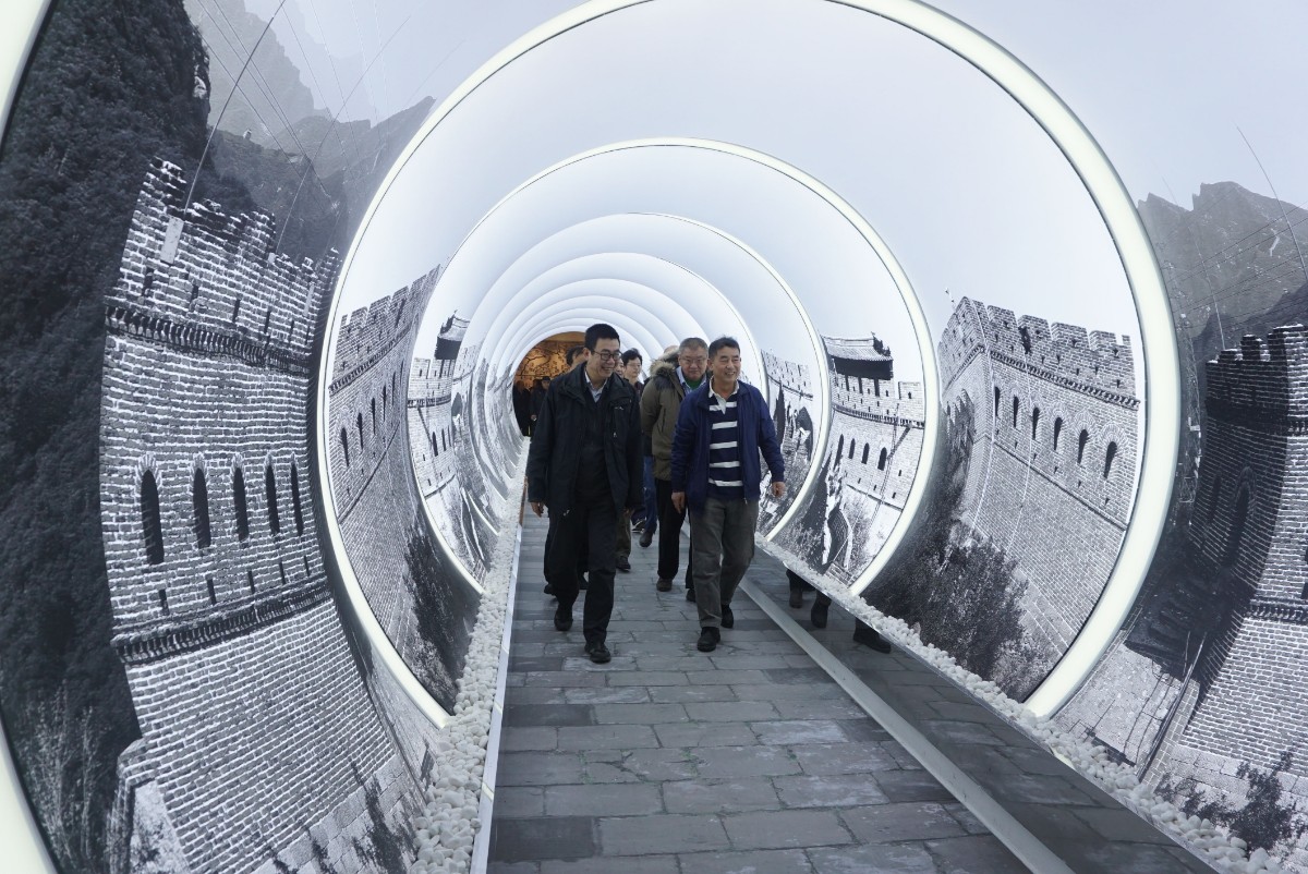 穿梭70年历史千余张长城影像构成壮观视觉盛宴