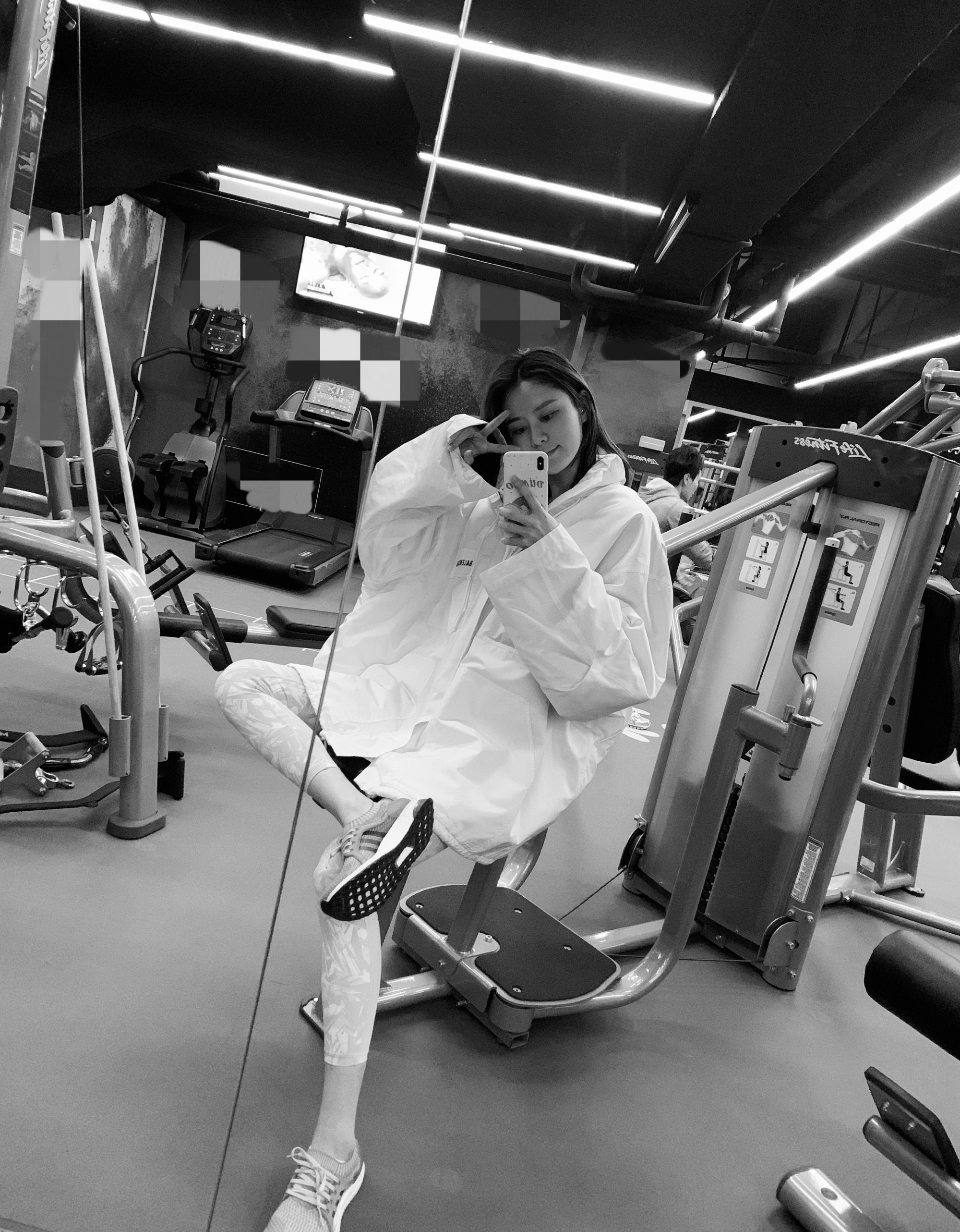 林夏薇晒林峯张馨月合照,小3岁大嫂身材太抢镜,林夏薇贴心遮挡