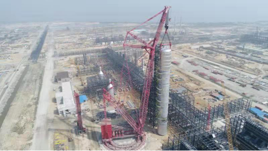 七化建成功吊装全球最大原油蒸馏塔