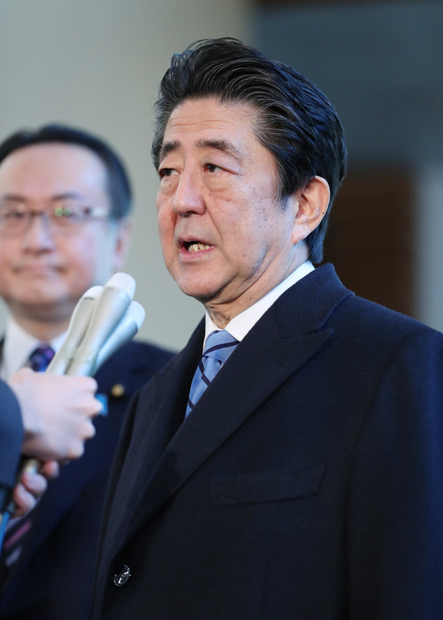 安倍在首相官邸接受记者团采访(日本时事通信社)