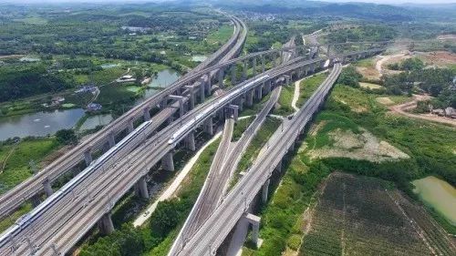 张家界至桂林至玉林至海口"一横一纵"两条设计时速350公里的高铁项目