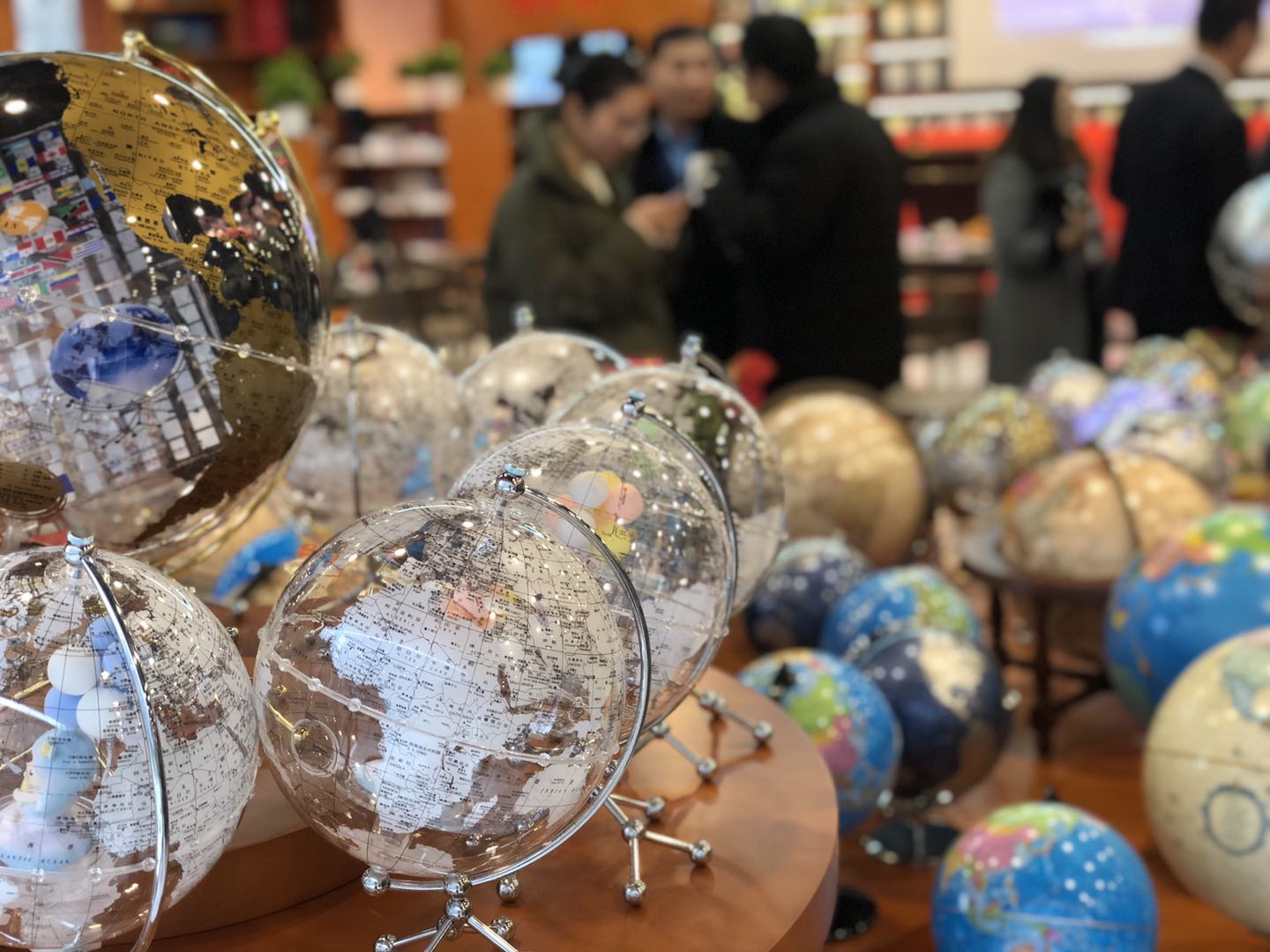 地图的元素遍布着整间书店的各个细节之中,地板上铺世界时区地图,连门