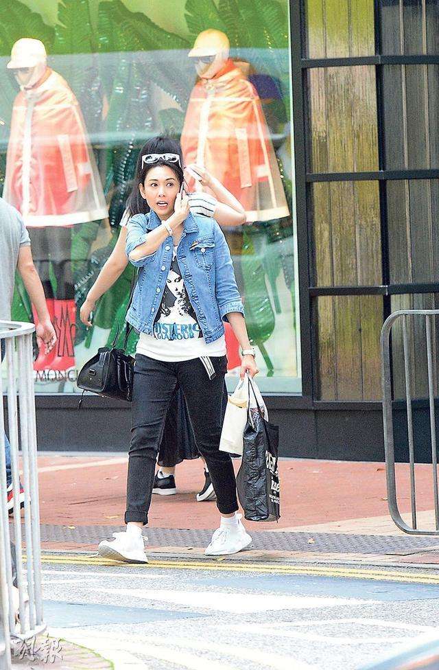 邱淑贞逛街被偶遇,未修图气质还这么好,但穿的好寒酸!