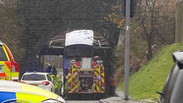  事故发生时大巴正在驶至桥洞 图源：BBC
