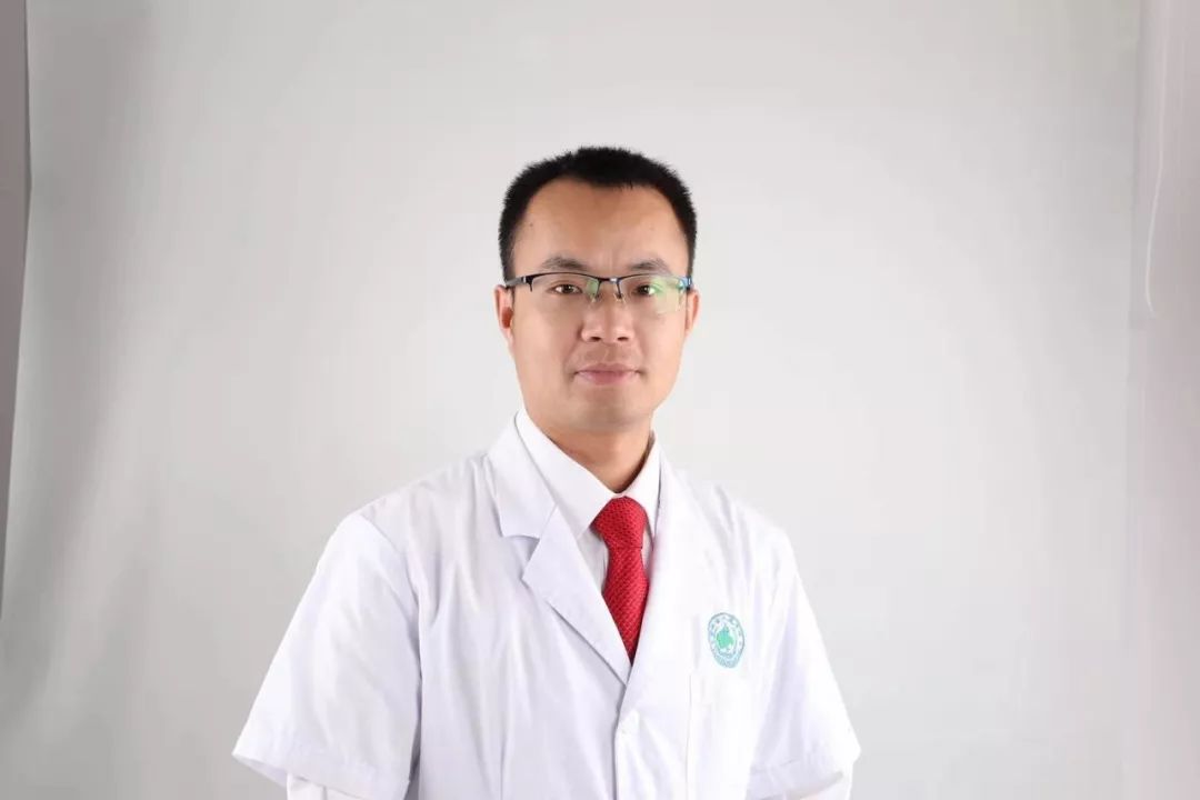 2011年在广医一院进修,跟随沈彤教授学习龙氏治脊疗法,跟随章瑛教授