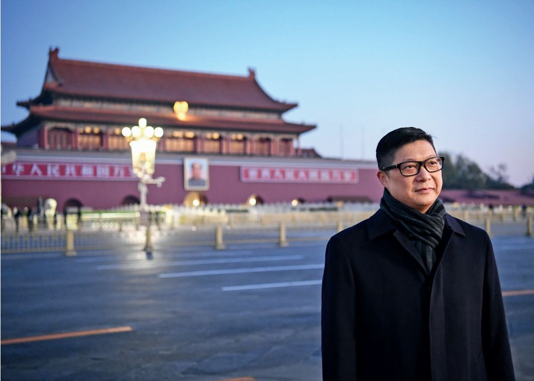 2019年12月7日清晨，香港特区政府警务处处长邓炳强一行来到北京天安门广场观看升旗仪式。