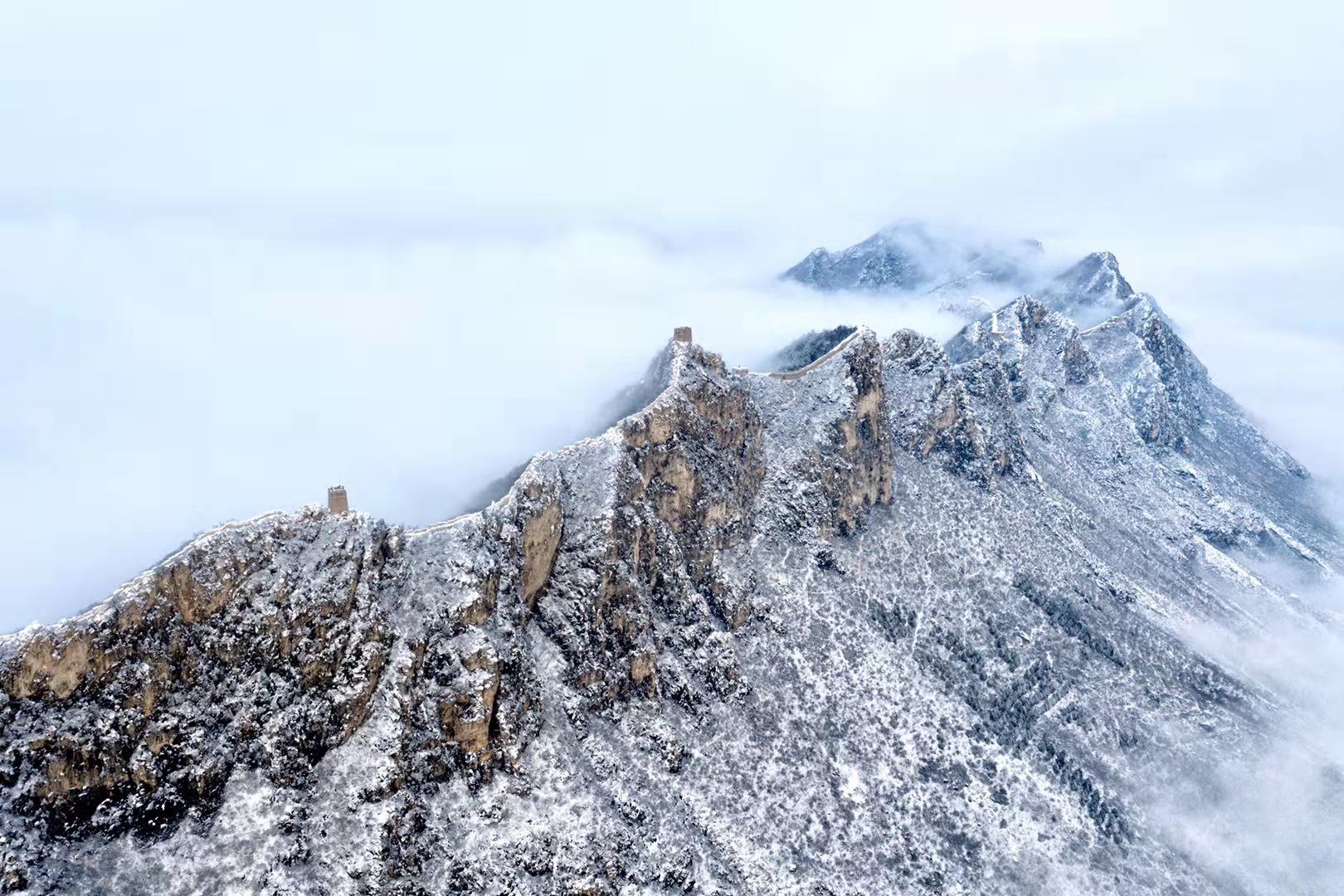 司马台长城迎瑞雪银装素裹分外壮美