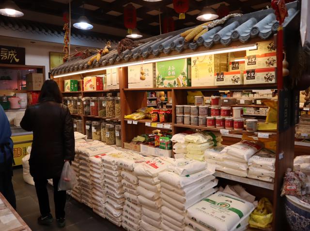 同日升店里售卖家常的五谷杂粮店里卖的麻酱都是从天津运来的现磨的