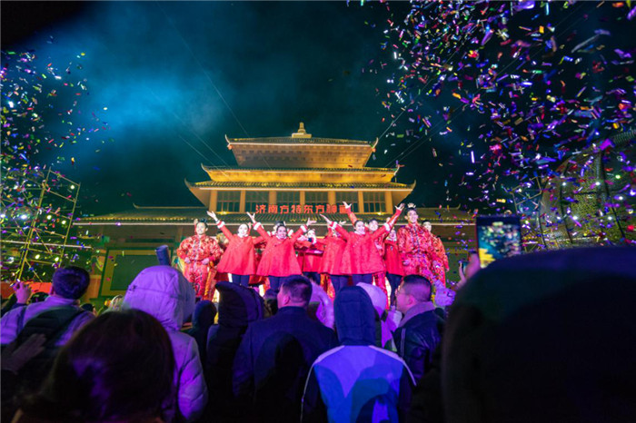 济南方特元旦跨年夜场震撼来袭 着龙袍,戴帝冕,赢取现金大奖!