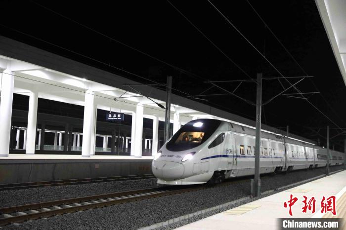 11月28日，记者在吴中站拍摄到的正在调试运行中的银中高铁列车。（资料图） 杨迪 摄