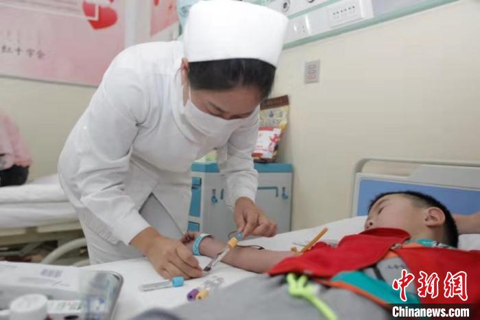 图为内蒙古人民医院的医护人员为患儿做检查。 俎怡然 摄