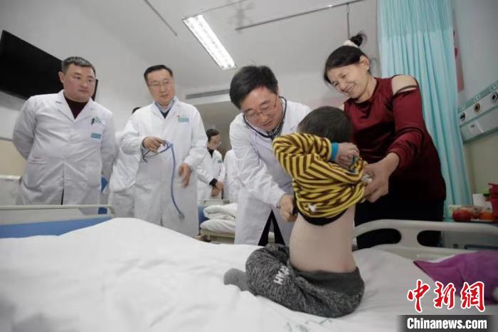 图为内蒙古人民医院的医护人员为患儿做检查。 俎怡然 摄