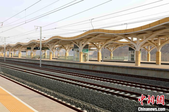 焕然一新的高铁轨道。 杨迪 摄