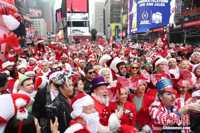   當地時間2019年12月14日，一年一度“聖誕老人大遊行”在紐約舉行，衆多聖誕老人裝扮的民衆聚集在起始點時代廣場。中新社記者 廖攀 攝