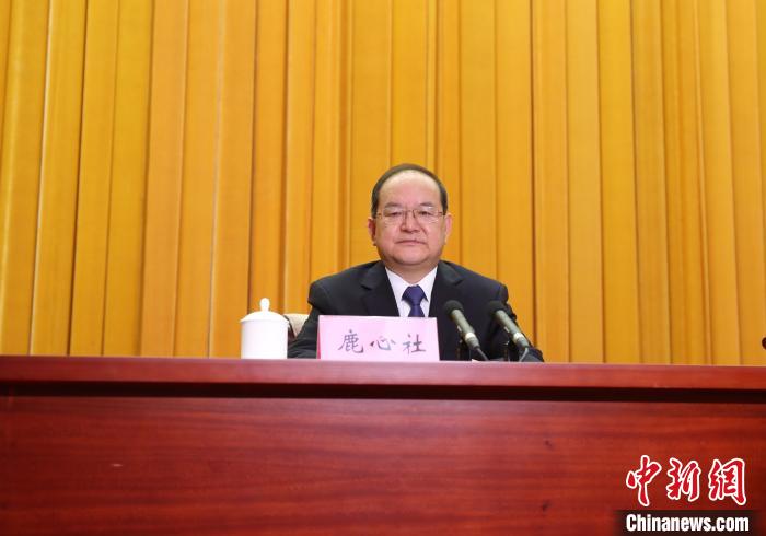 图为广西壮族自治区党委书记鹿心社在全区经济工作会议上讲话.