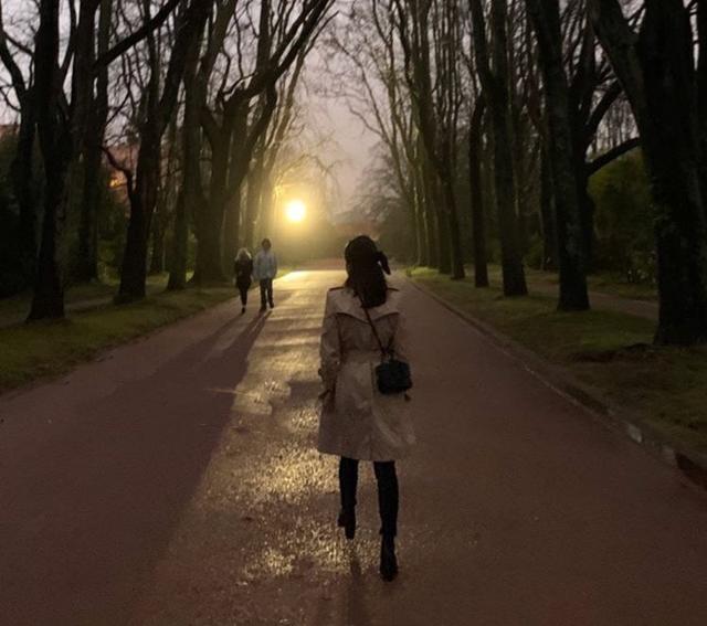 宋慧乔素颜度假状态佳,豹纹包包配大衣青春靓丽,享单身自由随性