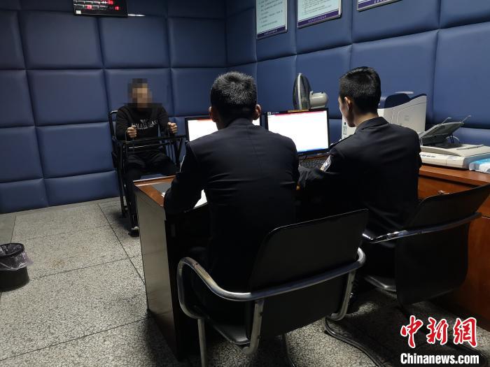网逃嫌疑人自作聪明火车站探风 被民警抓“现行