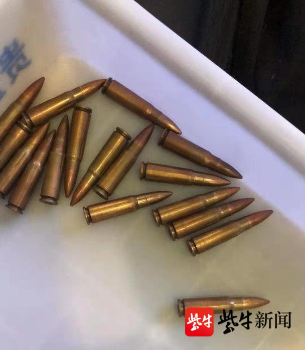 经初步鉴定,这些子弹是空包弹,里面没有弹药.