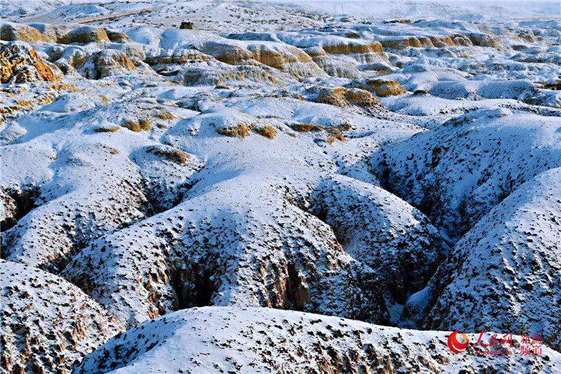 冬日新疆五彩滩如一幅斑斓油画(图)