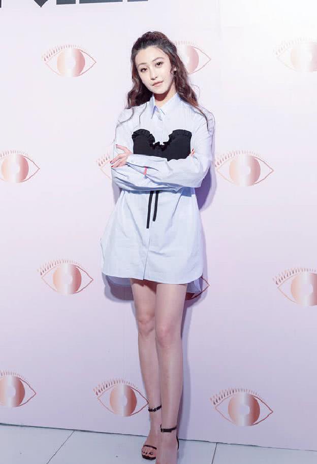 她是"撕赢过"王思聪的上戏小花,今穿"懒人"衬衫,洋气到炸!