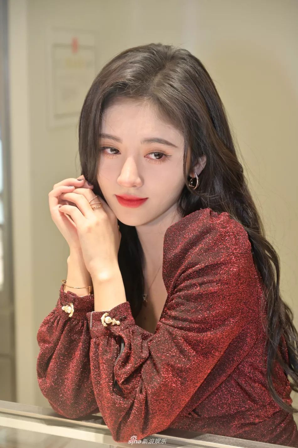 四千年美女鞠婧祎红深v短裙优雅诱人肤白貌美呆萌可爱