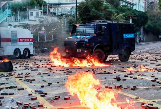 2019年11月，暴力示威者占据香港理工大学，在校园内制造大量汽油弹，破坏连接九龙与港岛的交通要道，并烧毁一辆防暴警车。