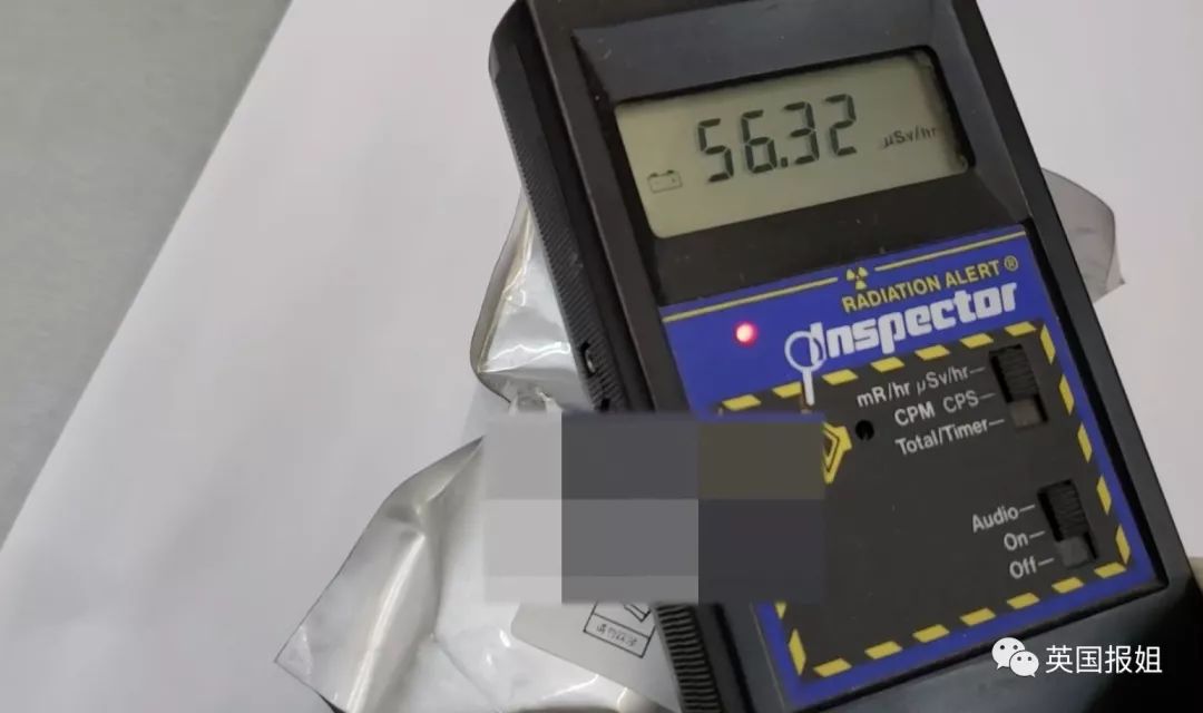 盖革计数器显示,这包负离子粉的辐射,是57.62微西弗/小时.