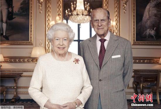 资料图：2017年11月19日讯，白金汉宫18日发布英女王伊丽莎白二世和菲利普亲王合照。