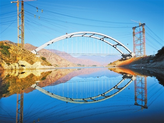 国内最大跨径下承式钢箱系杆拱桥金鸡达旦河大桥完成拱架安装