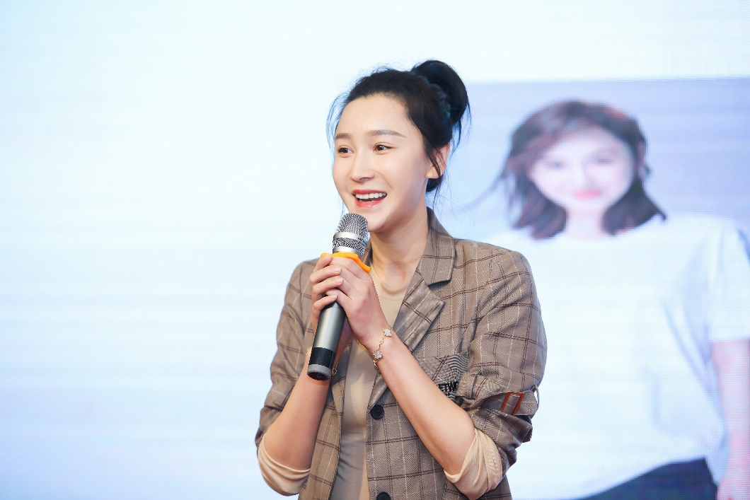 青年演员王艺嘉倡导绿色出行生活方式