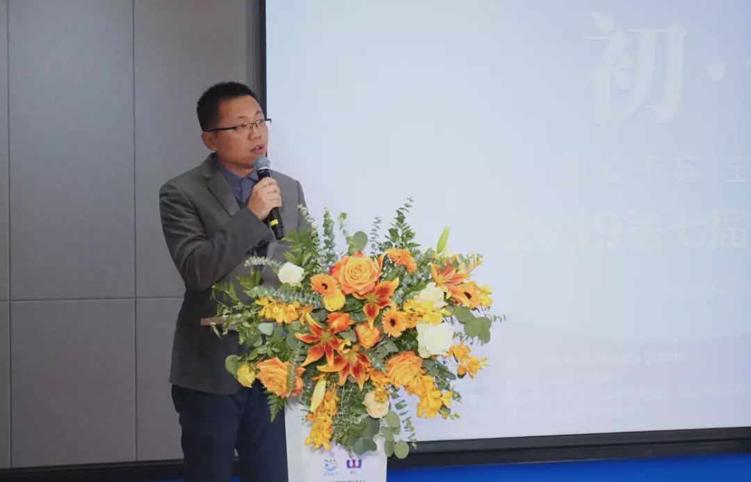 作为主办方的毕会长向来宾们致欢迎辞,市委统战部副部长陈建峰先生为