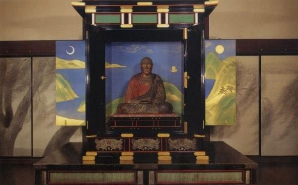 唐招提寺内的鉴真和尚坐像和佛龛，佛龛内部是东山魁夷创作的《瑞光》