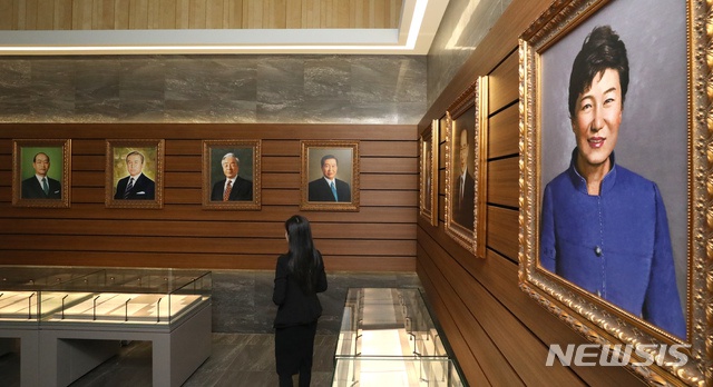 24日，朴槿惠肖像画向公众展示。（纽西斯通讯社）