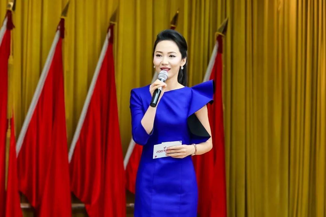 广东卫视副总监卢战(右),王今大会由广东卫视主持人郭蕾主持,频道副