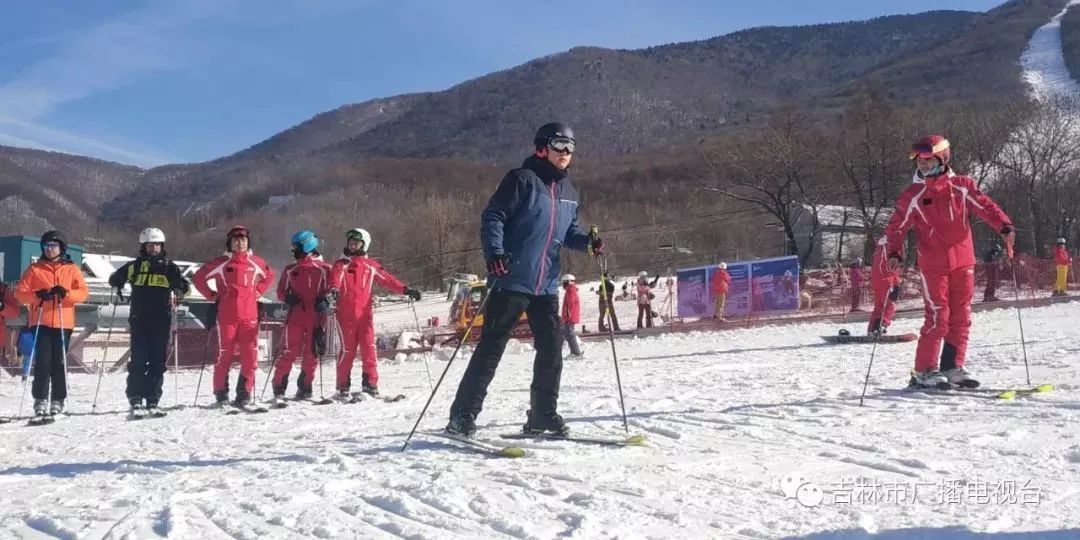  刘非在练习滑雪