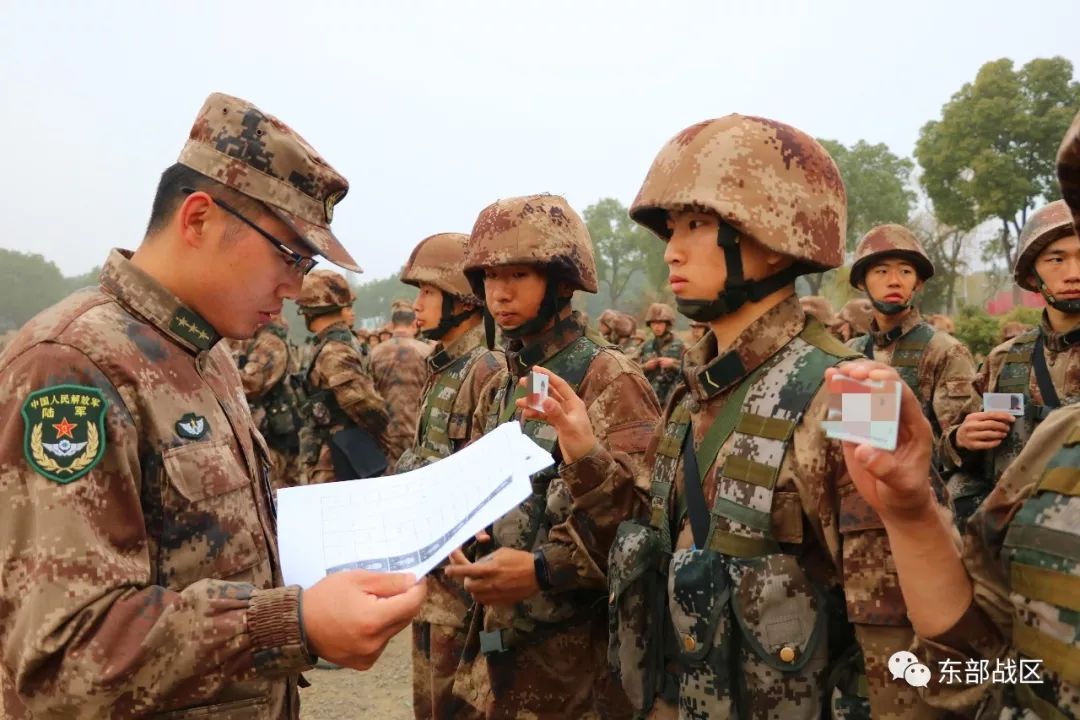 "应考新兵们士气高昂进行班,连综合排名最终以6个科目的总成绩以及步